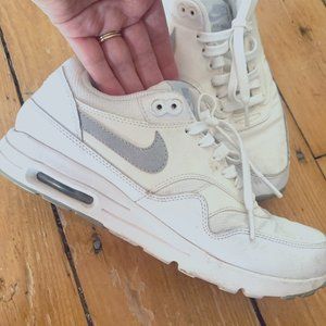 White Nike Air Max Size 8.5